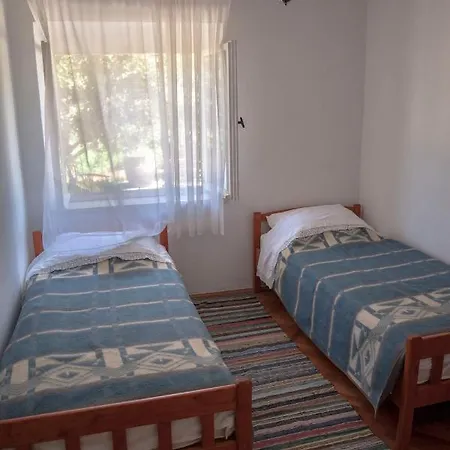 Apartman Curri *