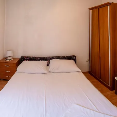 Curri Apartament *