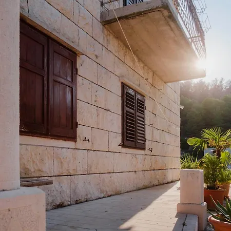 Apartman Curri *