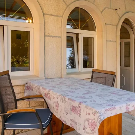 Apartment Curri Pucisca